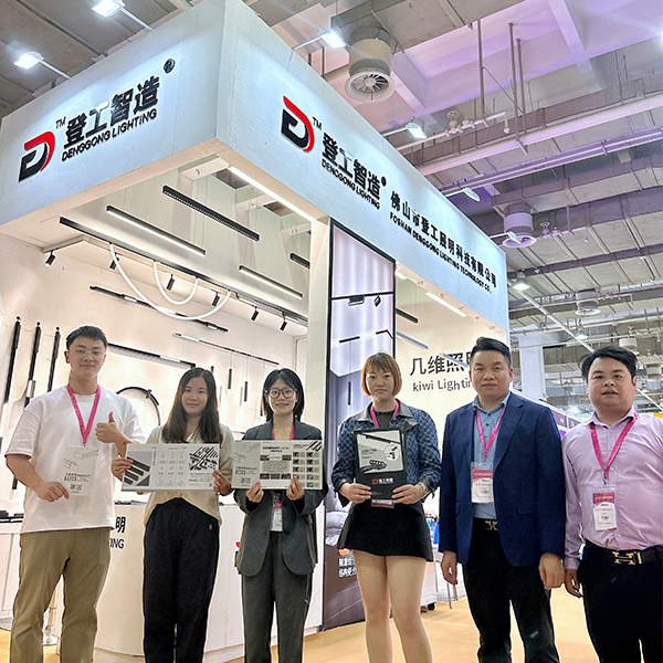 参加灯饰展会